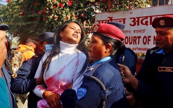 सर्वोच्चको गेटमा रातो रङ फ्याँकेर न्याय माग्दै बिनु