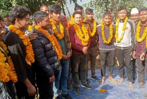 गोकर्ण विष्टलाई समर्थन गर्दै दर्जनौं युवा एमाले प्रवेश