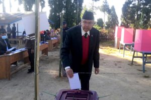 झलनाथ खनालले गरे इलामबाट मतदान