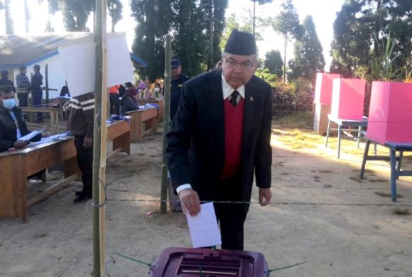 झलनाथ खनालले गरे इलामबाट मतदान