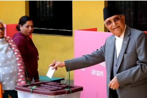 एमाले अध्यक्ष ओलीले बालकोटबाट गरे मतदान