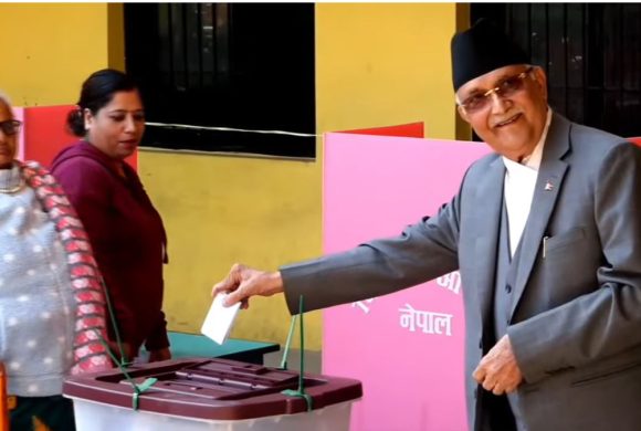 एमाले अध्यक्ष ओलीले बालकोटबाट गरे मतदान