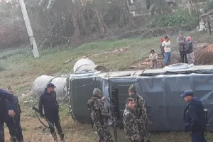 निर्वाचन सुरक्षा गस्तीमा खटिएको सेनाको भ्यान दुर्घटना
