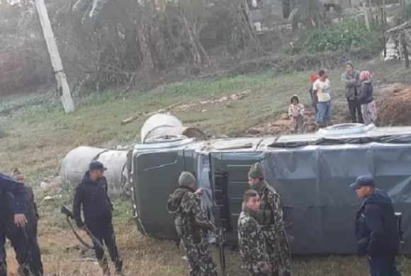 निर्वाचन सुरक्षा गस्तीमा खटिएको सेनाको भ्यान दुर्घटना