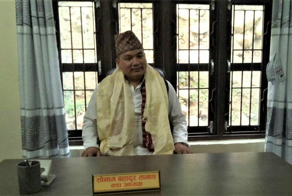 समाचार लेखेको भन्दै दियोपोस्टकर्मीलाई धम्की : ‘म राजा हुँ, श्रीपेच लगाएको छु’