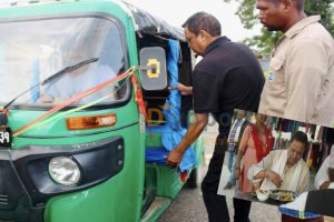 विनोद चौधरीको चुनावी ‘चटक’, करोडौंको गाडी छाडेर अटोमा सरर…