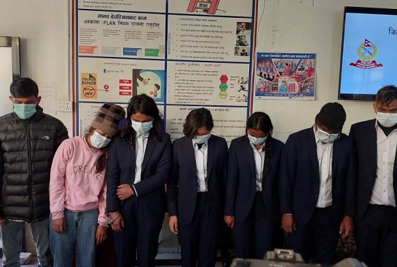 आन्तरिक राजस्वका कर्मचारी हौं भनेर होटल र पसलमा ‘रेड’ हान्ने ८ जना पक्राउ