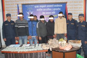 एक लाख ४२ हजार नक्कली नोटसहित पाँच जना पक्राउ