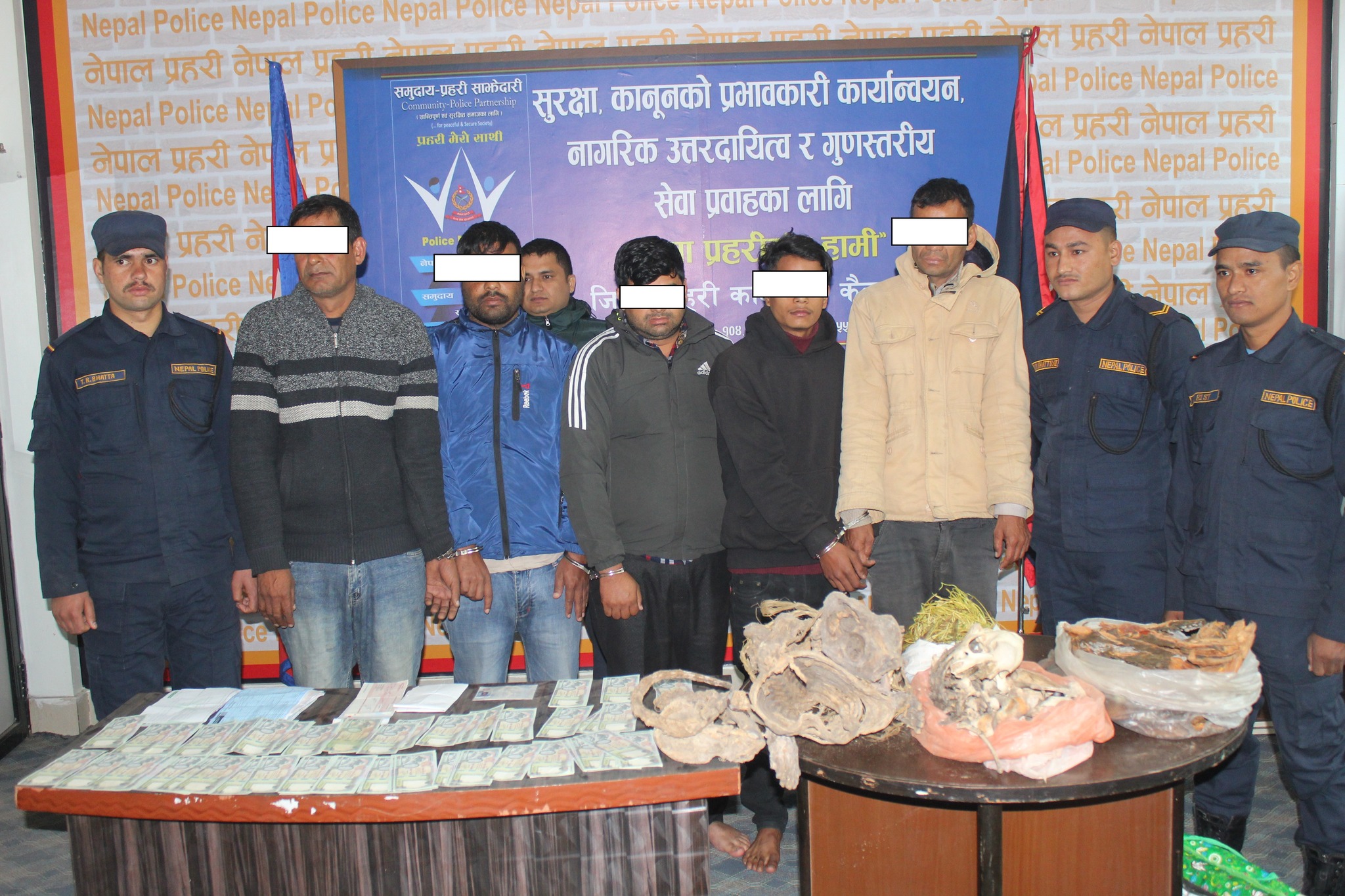 एक लाख ४२ हजार नक्कली नोटसहित पाँच जना पक्राउ