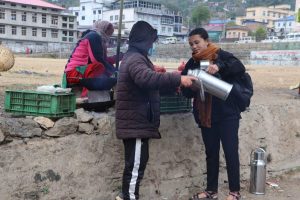 २० वर्षीया विपना महत, जसले चिया बेचेर मासिक ९० हजार कमाउँछिन्