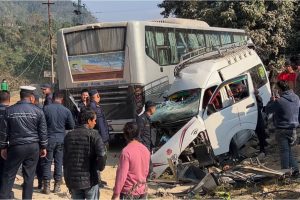 धादिङको बिहानीपम्पमा बस र माइक्रो ठोक्किँयोः एक महिलाको मृत्यु, १५ घाईते