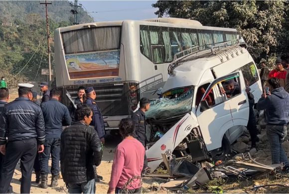 धादिङको बिहानीपम्पमा बस र माइक्रो ठोक्किँयोः एक महिलाको मृत्यु, १५ घाईते