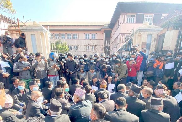 चोलेन्द्रलाई रोक्न सर्वोच्चमा धर्ना !