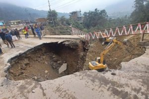 आँबुखैरेनीमा सडक भासियो,  पृथ्वीराजमार्ग अवरुद्ध