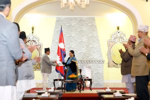 आयोगले बुझायो राष्ट्रपतिसमक्ष  निर्वाचन परिणामसहितको प्रतिवेदन