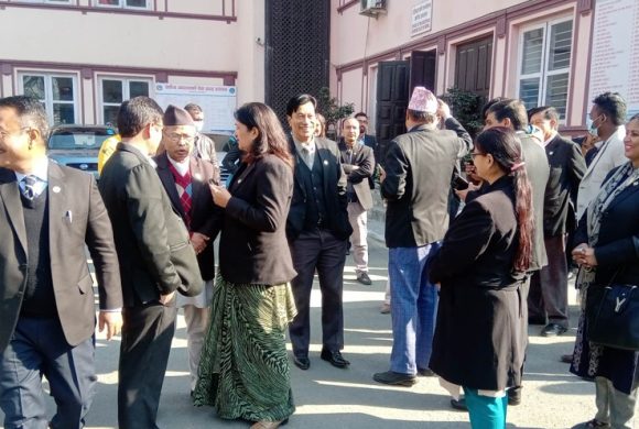 चोलेन्द्र २ बजे सर्वाेच्च प्रवेश गर्दै, मूल गेटमा कानुन व्यवसायीहरुको धर्ना