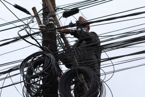 विद्युत् प्राधिकरणले काठमाडौंको  अव्यवस्थित तार हटाउने