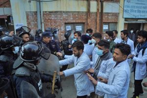 आईओएमका विद्यार्थी र प्रहरीबीच झडप, केही विद्यार्थी नियन्त्रणमा