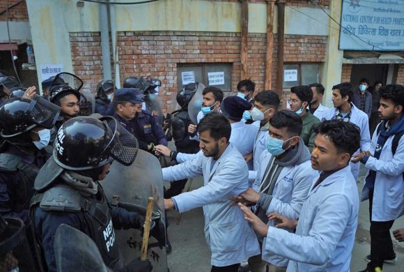 आईओएमका विद्यार्थी र प्रहरीबीच झडप, केही विद्यार्थी नियन्त्रणमा