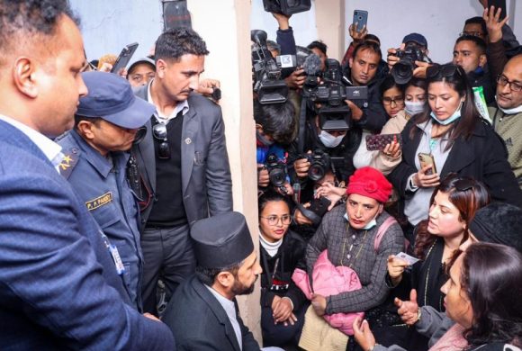 गृहमन्त्री लामिछानेले भेटे आत्मदाह गर्ने आचार्यका परिवारलाई