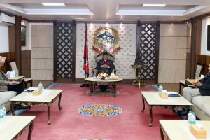 प्रधानमन्त्री प्रचण्डले अर्थतन्त्रको अवस्थाबारे गरे अर्थमन्त्री र गभर्नरसँग छलफल