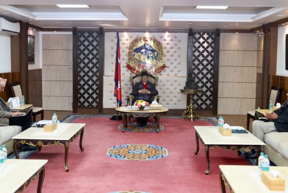 प्रधानमन्त्री प्रचण्डले अर्थतन्त्रको अवस्थाबारे गरे अर्थमन्त्री र गभर्नरसँग छलफल