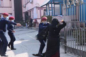 न्यायाधीश गिरीमाथि कारबाही प्रक्रिया अघि बढाउन माग गर्दै सर्वोच्चमा प्रदर्शन