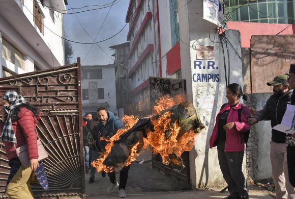 आरआर क्याम्पसअगाडि अनेरास्ववियूले जलायो शिक्षा मन्त्रीको पुत्ला