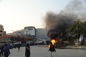ट्राफिक नियमविरुद्ध यातायात मजदुर सडकमा, बालाजु क्षेत्र तनावग्रस्त