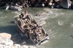 जोमसोमबाट पोखरा आउँदै गरेको बस कालीगण्डकीमा खस्यो, १७ जना घाइते