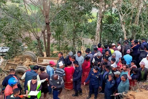 नुवाकोटमा बस दुर्घटना: दुईजनाको मृत्यु, २० घाइते