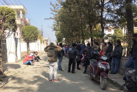 बचतकर्ताद्वारा देउराली सहकारीका अध्यक्ष रविन्द्र चौलागाईंको घर घेराउ