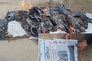 रविविरुद्ध समाचार लेखेको भन्दै कैलालीमा समर्थकले जलाए कान्तिपुर