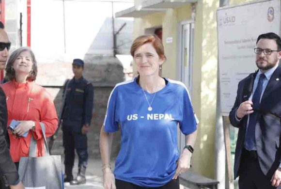 काठमाडौं आएलगत्तै भक्तपुरको आदर्श मावि पुगिन् यूएसएआईडीकी प्रमुख सामन्था