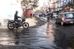 देशकै प्रमुख प्रशासनिक केन्द्र सिंहदरबारको पूर्वी गेटमा ढल फुटेर दुर्गन्ध, सरकार बेखबर