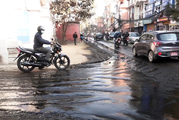 देशकै प्रमुख प्रशासनिक केन्द्र सिंहदरबारको पूर्वी गेटमा ढल फुटेर दुर्गन्ध, सरकार बेखबर