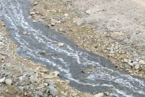 कोल्पुखोलामा महानगरको दादागिरीः बन्चरेडाँडाको लेदो सिधैँ खोलामा