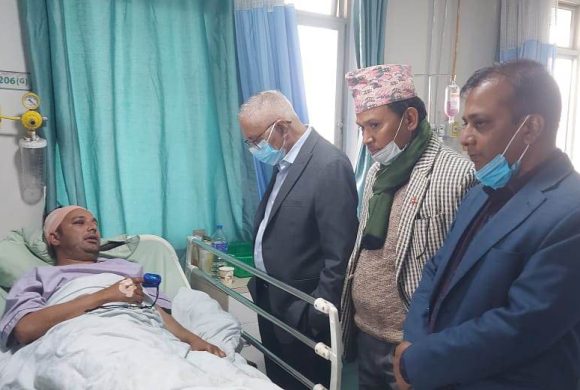 नेविसंघ संस्थापन पक्षबाट कुटिएका नेतालाई भेट्न शेखर कोइराला अस्पतालमा