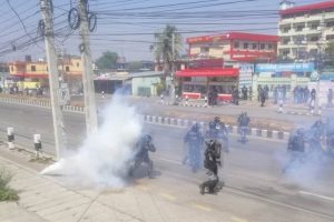 प्रहरी र प्रदर्शनकारीबीच दोहोरो झडप, तनावग्रस्त बन्यो विराटनगर