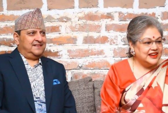 पूर्व राजदम्पती भारत भ्रमणमा