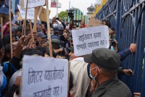 खुलामञ्चको सट्टा शान्तिवाटिकामा बस्न मिटरब्याज पीडितलाई बालेनको प्रस्ताव