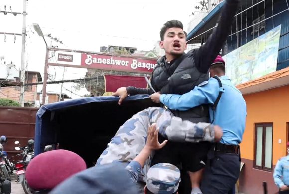 प्रधानमन्त्री प्रचण्डविरुद्ध बानेश्वरमा नाराबाजी, ३ जना प्रहरीको नियन्त्रणमा