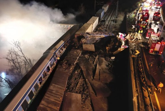 ग्रिसमा रेल ठोक्किँदा कम्तीमा ३२ जनाको मृत्यु, दर्जनौं घाइते