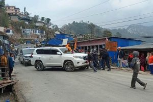 ओखलढुंगामा कोशी प्रदेशका मुख्यमन्त्रीको गाडी आन्दोलनकारीद्वारा तोडफोड