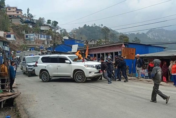ओखलढुंगामा कोशी प्रदेशका मुख्यमन्त्रीको गाडी आन्दोलनकारीद्वारा तोडफोड