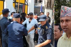 कोशी प्रदेशः आन्दोलनकारीद्वारा वडाध्यक्षमाथि कुटपिट, नगरपालिकामा तालाबन्दी