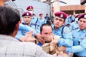 प्रधानमन्त्री प्रचण्डविरुद्ध नाराबाजी गर्ने युवाले ५ हजार धरौटी तिर्न नमानेपछि जेल चलान