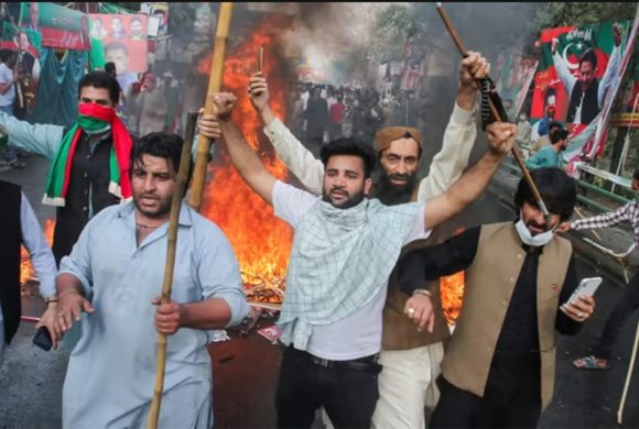 पाकिस्तानी पूर्वप्रधानमन्त्री खानका समर्थक र प्रहरीबीच झडप