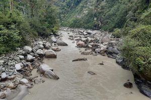 सुक्खा पहिरोले थुनियो अरूण नदी