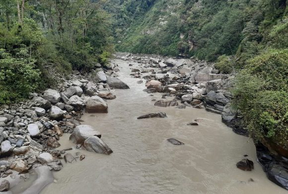 सुक्खा पहिरोले थुनियो अरूण नदी